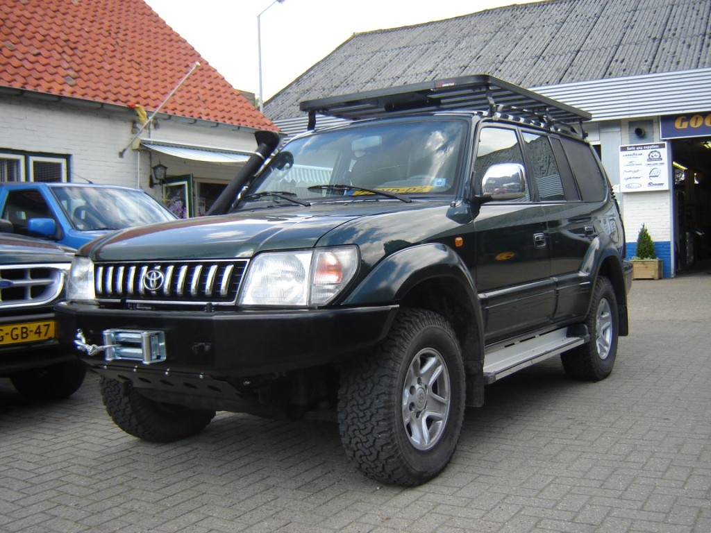 Landcruiser 90 met lierbumper, Warn lier, TJM snorkel en Frontrunner roofrack