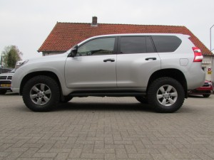 Toyota Landcruiser 150 met Warn Zeon lier BF Goodrich banden TJM verhoogd veerpakket en ARB Outback ladesysteem