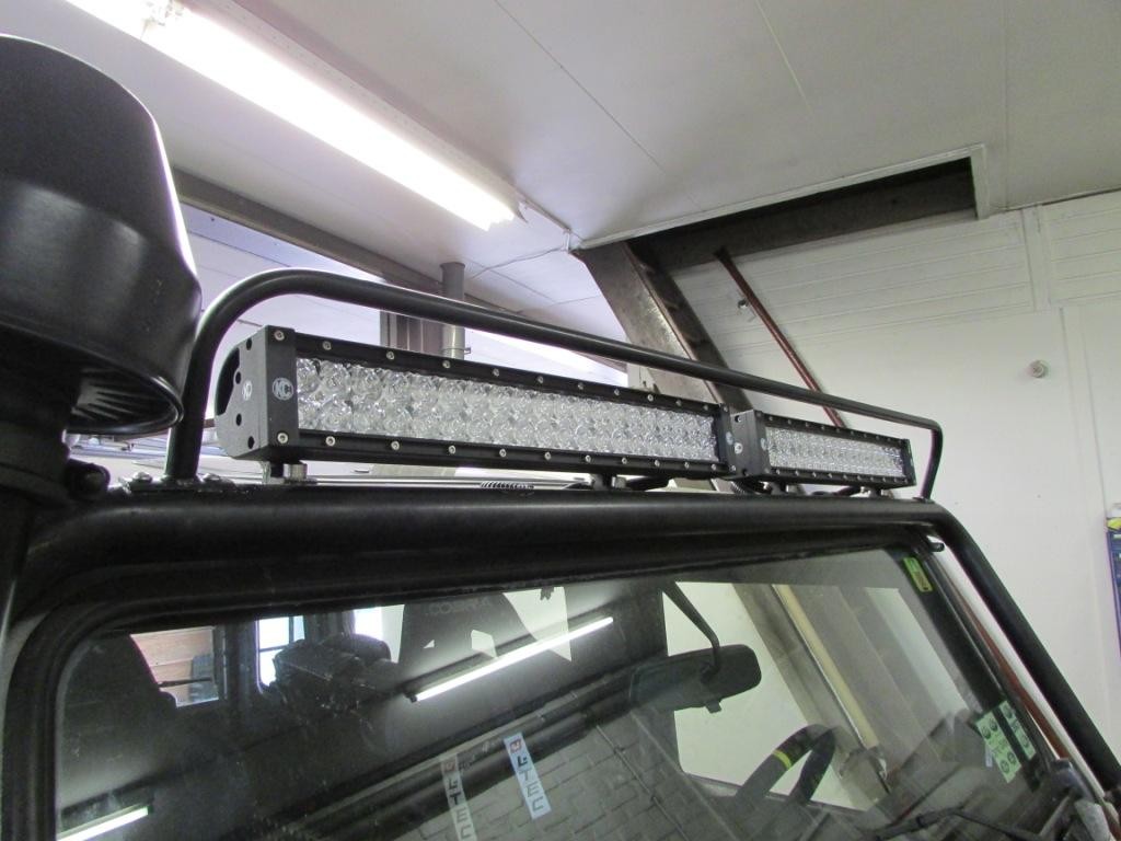 KC Hilites LED bar gemonteerd op een Defender