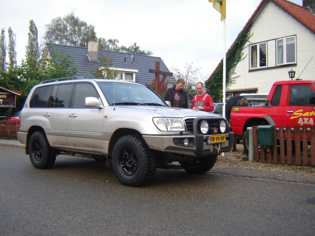 Saris 4x4 Toyota Landcruiser specialist monteerde Racer BF Goodrich KM2 ARB lierbumper