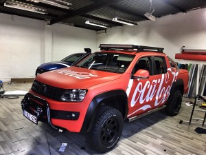 Volkswagen Amarok lift kit verhogen grote banden op zwarte velgen bullbar pushbar roofrack dakrek dakrack snorkel verstraler extra licht ledbar