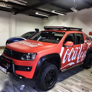 Volkswagen Amarok lift kit verhogen grote banden op zwarte velgen bullbar pushbar roofrack dakrek dakrack snorkel verstraler extra licht ledbar