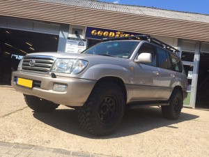 Toyota Landcruiser 100 Rhino Rack roofrack stalen velgen Toyo modderbanden ARB koelkast National Luna accuscheiding