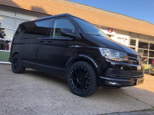 VW Transporter Caravelle Camper met All Terrain AT banden op zwarte velgen