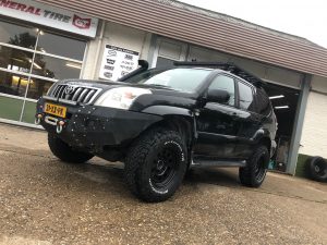 Toyota Landcruiser 120 Prado winchbumper lierbumper LED bar op Frontrunner Roofrack Safari snorkel verhoogd met 285 brede BF Goodrich AT banden op