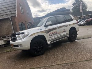 Toyota landcruiser 200 OME BP-51 veersysteem all terrain banden frontrunner roofrack daktent en luifel ARB safari snorkel en accusysteem