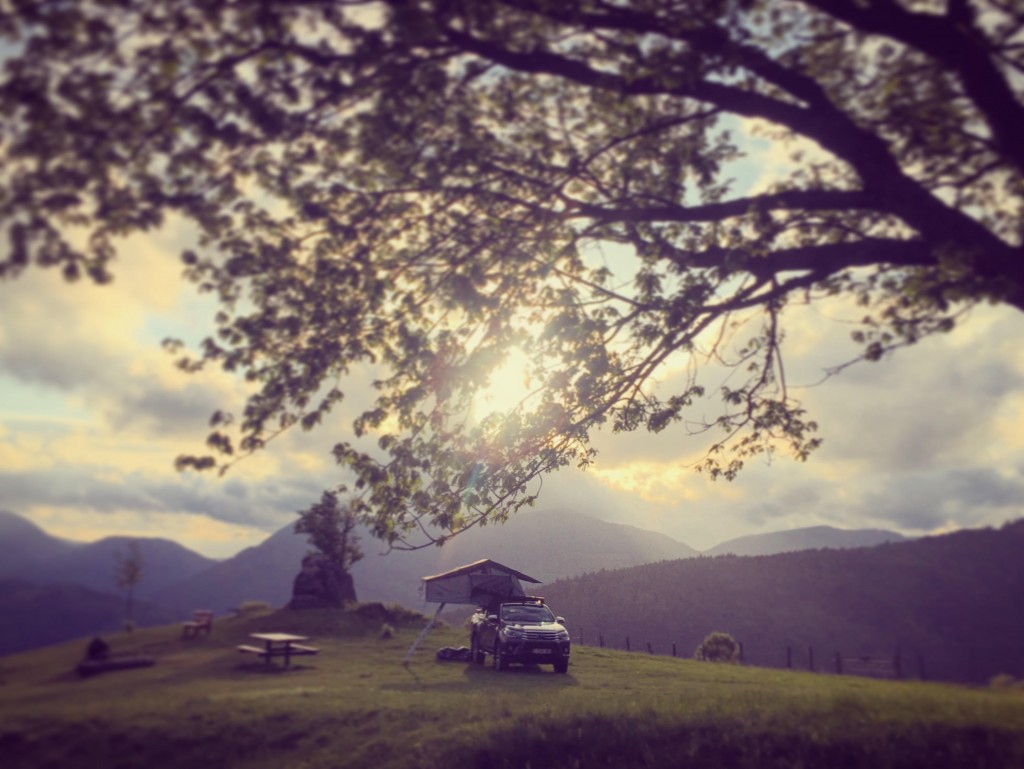 4x4 daktent op buitencamping